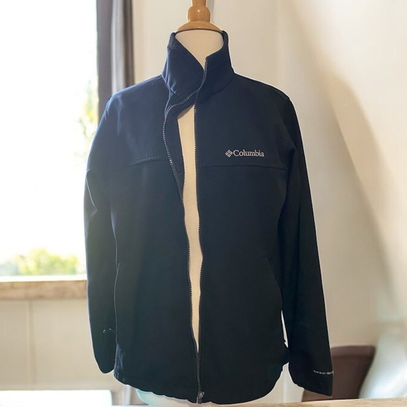 Woman’s Columbia Performance Jacket in Black - Picture 2 of 6